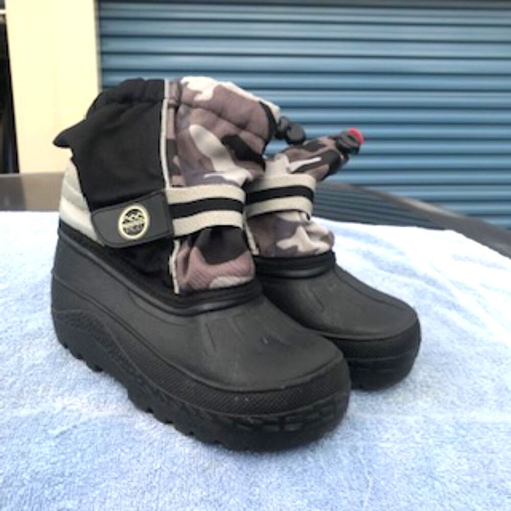 Size: 11Y Snow Boots . Insulated Waterproof . Boys Girls PLC Thermolite . Used